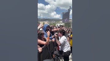 Singer CONFRONTS haters in front row in the most SAVAGE way 😳🔥 #livemusic #concert #rockmusic #emo