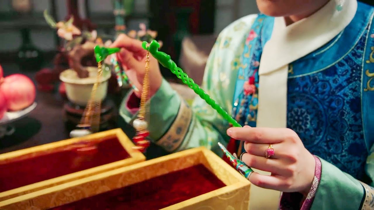 阿箬拿著賞賜的玉簪正得意，下秒看見皇上珍藏的如懿荷包，瞬間讓她感覺自己狗都不如！