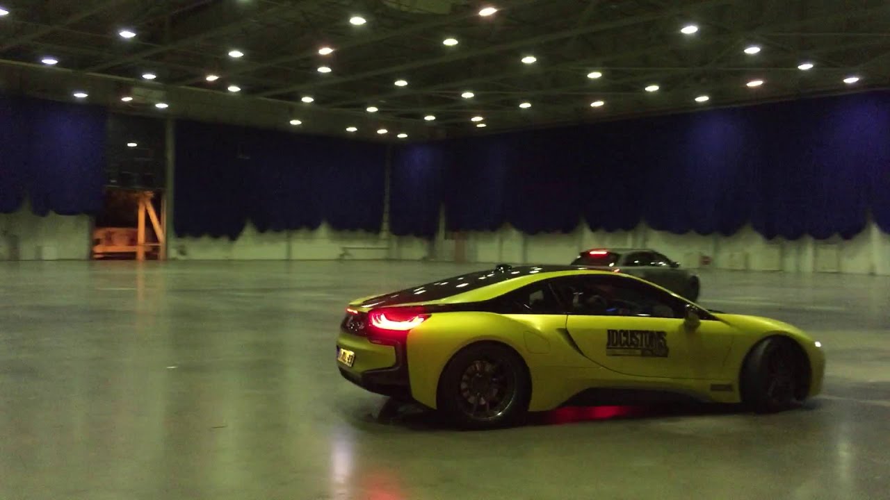 BMW i8 drifting around in an empty exhibition hall!