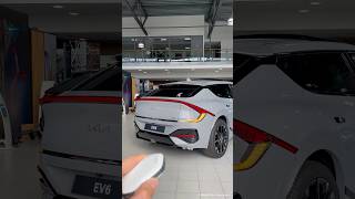 2024 KIA EV6 ASMR 🔥
Check out the new 2024 KIA EV6 GT Line Facelift with some ASMR! 🔥! In this quick review, we explore the design, performance, and cutting-edge technology of this new KIA EV6 2024.
▶️ Full visual review: https://youtu.be/UY04iqPkr68
Car: 2024 KIA EV6 GT Line Facelift
Price: €61.685,-
84 kWh - 168 kW/229 PS/350 Nm
Range 560 km WLTP
Acceleration 0 - 100 km/h 7,7 seconds
Max Speed 186 km/h
Electric consumption 16,9 kWh/100km
CO2-Emission in g/km 0 g/km
Towing capacity 1.800 kg
Special thanks to KIA Wensink Heerenveen!
#KIA #EV6 #KIAEV6 2024 KIA EV6 ASMR 🔥