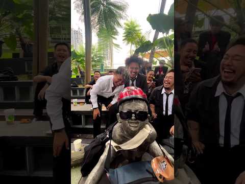 BISA TEBAK GA? Kalau ga, pukul aja helmnya Chal nanti diganti pakai helm palu murah hahaa