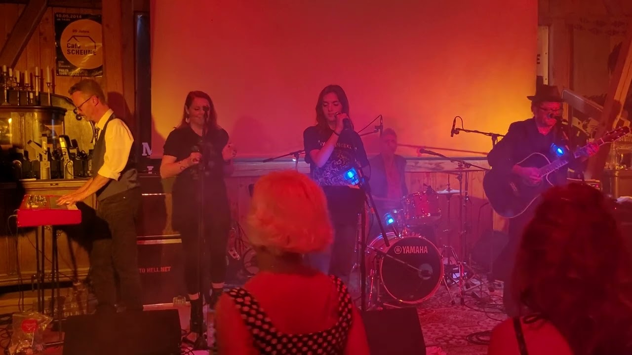 Ver Brian Krumm & HBF feat. Hazel Krumm - Easy for your Heart to break - Café Scheune, 17.06.2023 en YouTube Ver Brian Krumm & HBF feat. Hazel Krumm - Easy for your Heart to break - Café Scheune, 17.06.2023 en YouTube