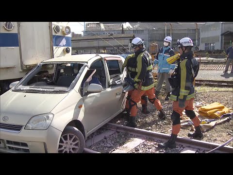 ＪＲ九州の総合脱線復旧訓練　列車が踏切内で車と衝突し脱線したという想定　