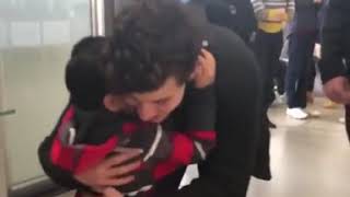 Shawn Mendes hugging kid at airport! (SUPER cute!)