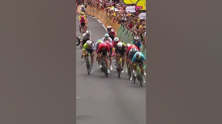 Axel Zingle reacted with an 𝙞𝙣𝙘𝙧𝙚𝙙𝙞𝙗𝙡𝙚 bunny-hop to avoid Mads Pedersen during a sprint finish 🐰🤯