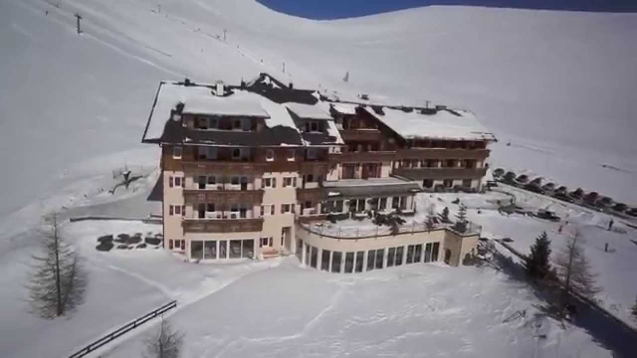 Das Heidi-Hotel aus der Vogelperspektive im Winter!
