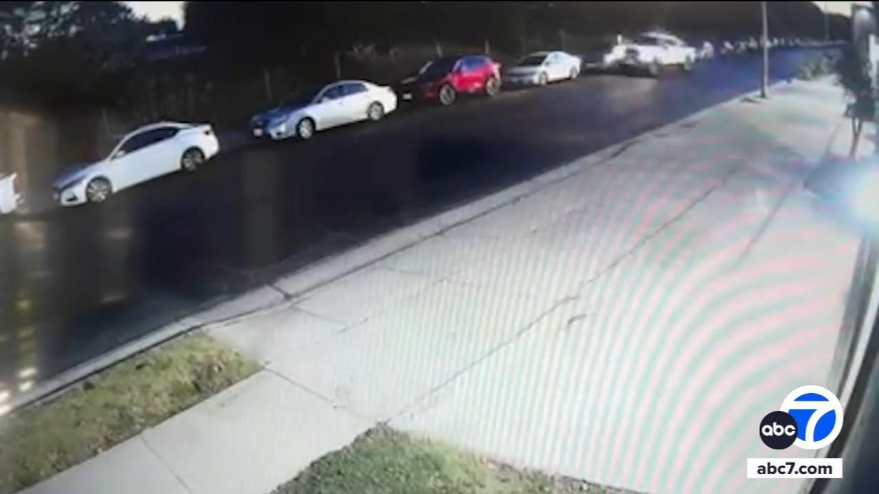 Driver smashes into several parked cars in Encino, video shows - YouTube