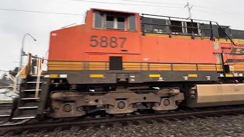 (Northbound) BNSF 5887 leads Job 159 through the 7TH Street NW Railroad Crossing.