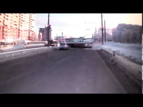 Водитель протаранившего троллейбус автомобиля в Ижевске оплатит ущерб
