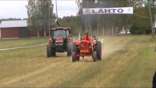 Alkuperäiskuntoinen Nuffield 460 vastaan tehdasuusi Case IH JXU