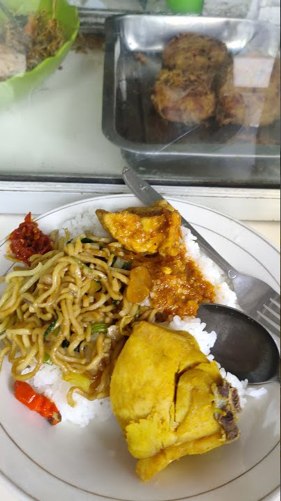 STORY WA MAKAN SIANG DI WARTEG