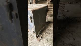 How to open a safe??? #safe #vintage #vintagesafe