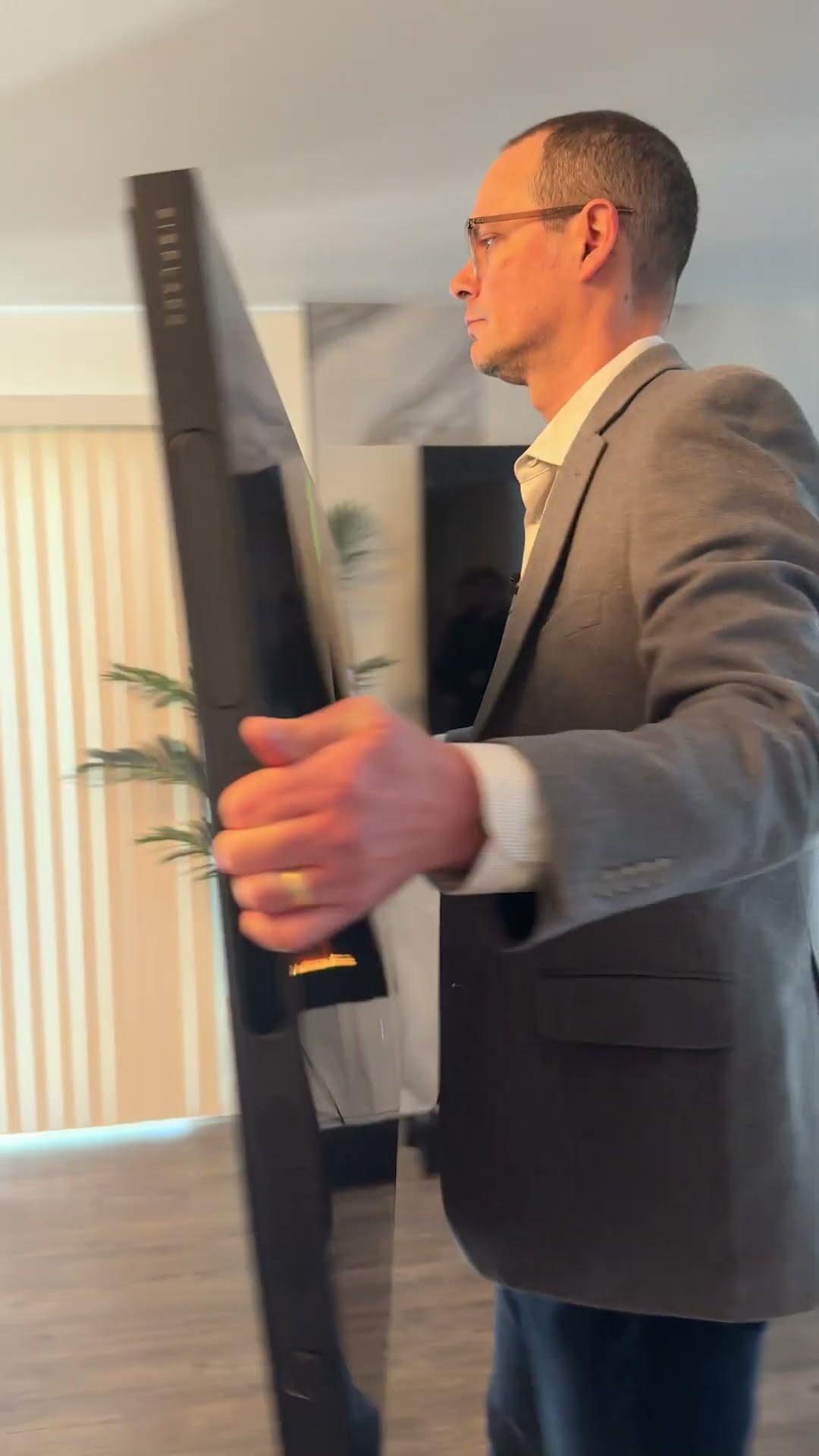 Mounting the Displace TV Pro with Suction Cups