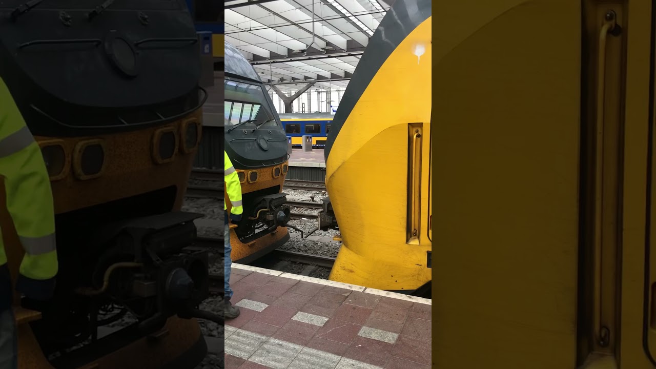 Virm 4 koppelt aan Virm M (station Rotterdam Centraal)