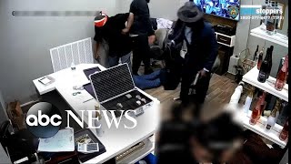 Suspects rob jewelry store in broad daylight