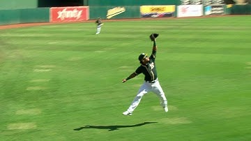 LAA@OAK: Davis covers ground for a jumping catch