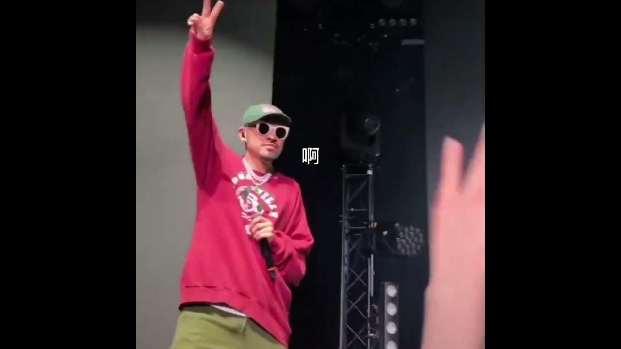 MC HOTDOG热狗在伦敦演出时，正式宣布将和瘦子E.SO一起参加今年的说唱巅峰对决