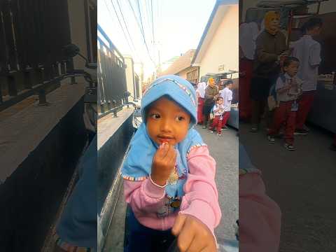 Beli mainan lipstik di sekolah