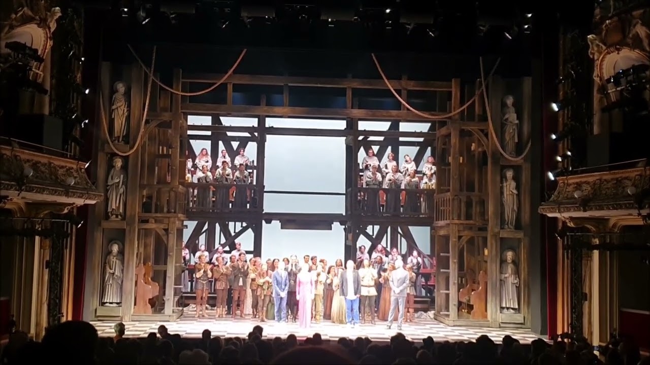 Disneys »Der Glöckner von Notre Dame« - Premierenschlussapplaus am 08.10.2022 im Ronacher Wien