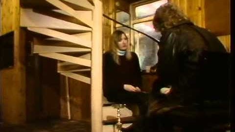 THAMES NEWS - 18.2.85- BUSINESSWOMAN CARLAAN FIIL OUTWITTED BAI-LIFFS BY STICKING HERSELF TO THE ST