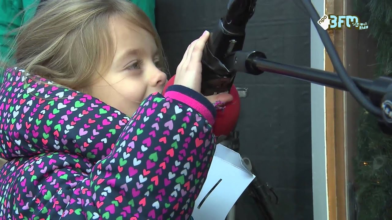 Lot meldt zich voor de derde ochtend op rij bij de brievenbus - Serious Request 2015