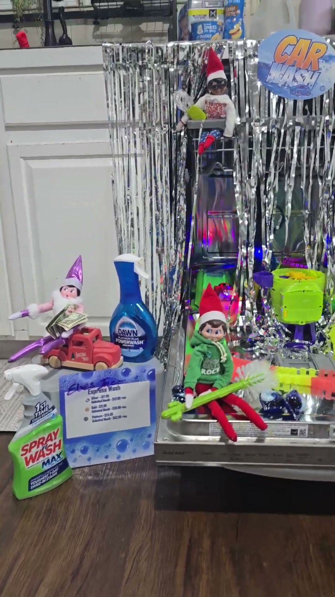 Santa's Elves Working At The Carwash || ViralHog