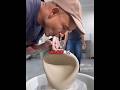 ある男が自分の粘土作品を壊す