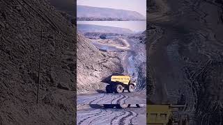 Hauling Road Slippery#shorts #truckdriver #mining #caterpillar