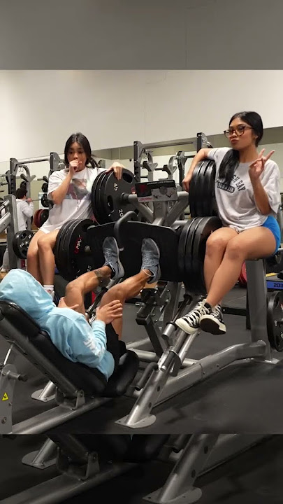 Leg pressing 2 gym girls #shorts #gym #abg