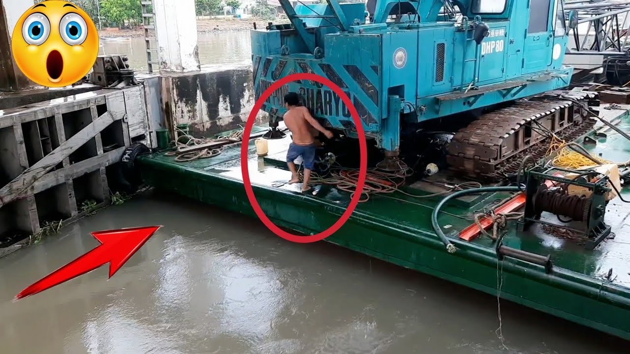 Tại Cống 7 cửa Trà Vinh.Tàu ủi.sà lan.chở xáng cạp vượt cống gặp khó khăn|bulldozer, barge, scraper|