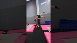 Wenn ich du wäre... (in der Trampolinhalle) #trampolin #challenge #backflip @kai.tricking