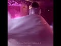 اخذ حبيبته ومن فرحته شالها وضل يفتر بيها كدام الناس حياة مؤقته 