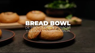 Bread Bowl de provolone, espinacas y cebolla caramelizada