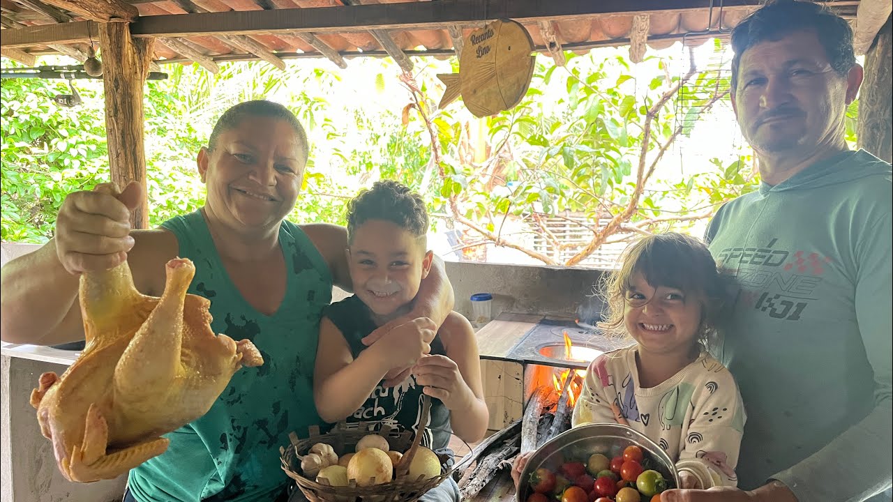 Fizemos Uma Deliciosa Galinhada Caipira no Fogão de Lenha! Que Sabor Incrível!