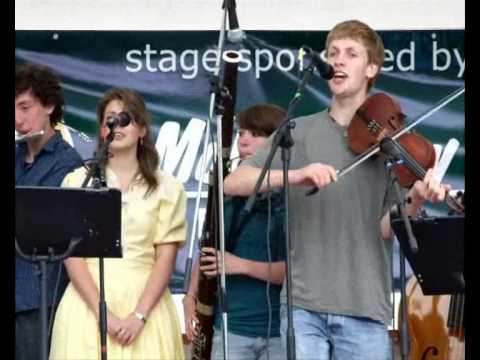 Fingers & Fretz performing at the Wessex Folk Fest...