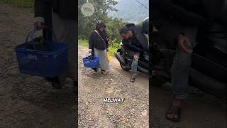 Melihat Sang Ibu Tengah Berjualan Pria Ini Langsung Membelinya viral shorts