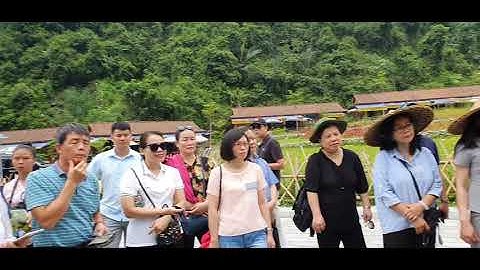 Đây suối Lê nin, kia núi Mác!