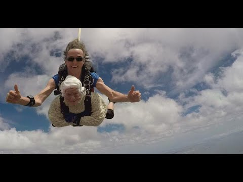 Mujer de 102 años  saltó en paracaídas