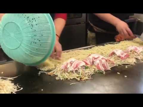 Comida de Rua em Hiroshima Japão - Okonomiyaki / Street Food in Hiroshima Japan