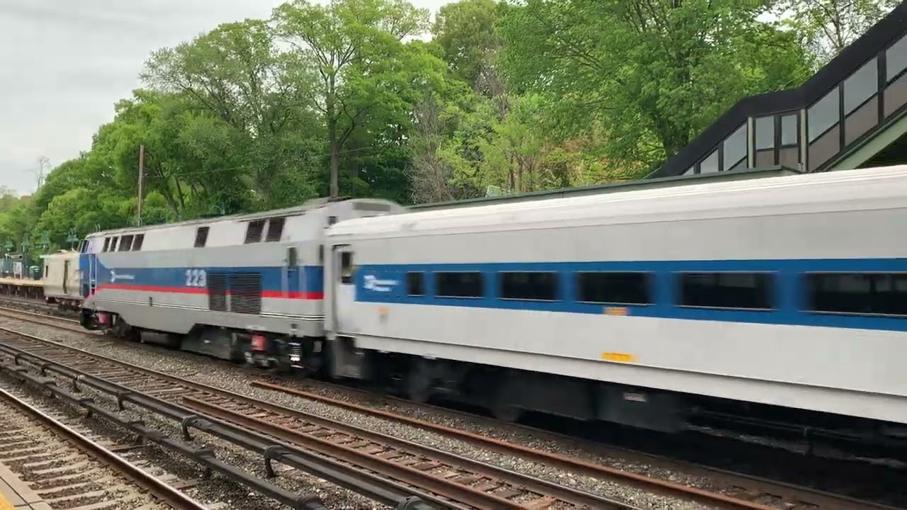 Metro North Hudson Line Trains 8846(10) and 8743(10) Meet
