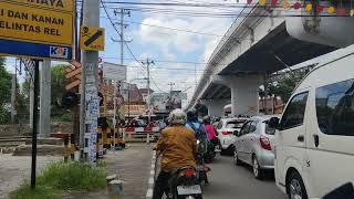 Kereta Bawah Jembatan Layang Yogyakarta Perlintasan Kereta Apikeretakeretaapiindonesiakeretaapi