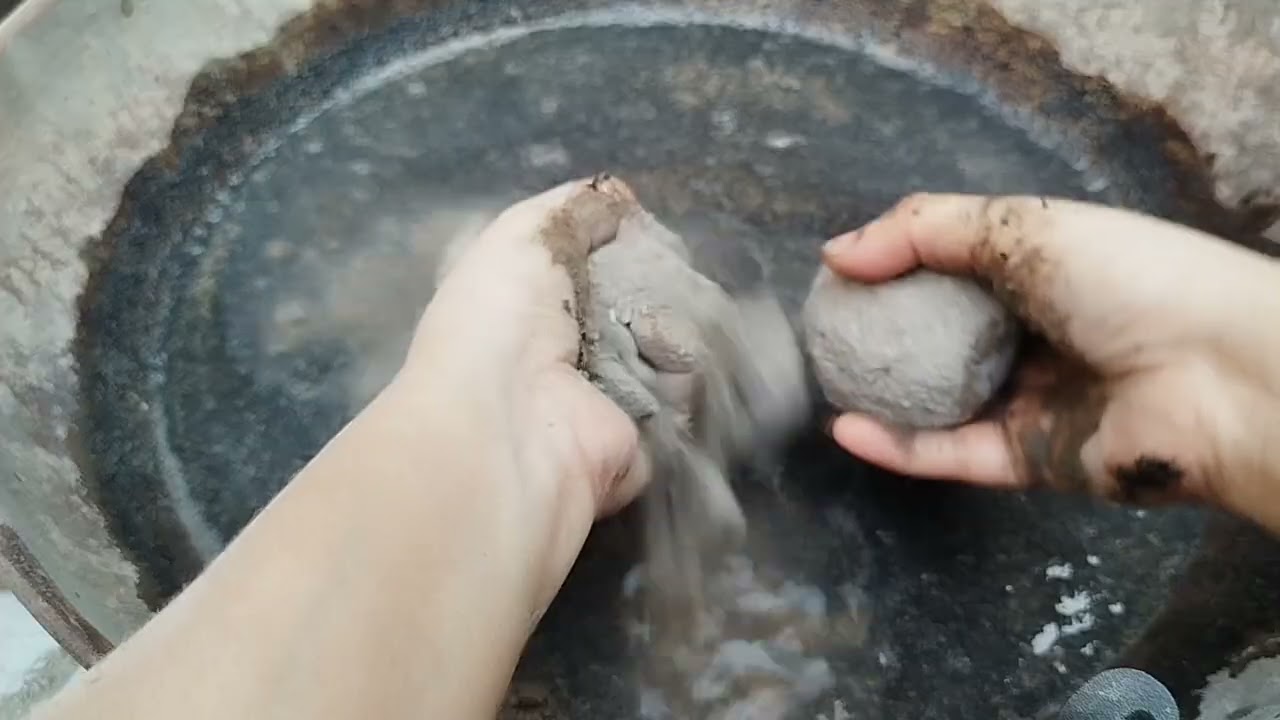 ASMR// Charcoal grainy sand crumble in charcoal water oddly satisfying 