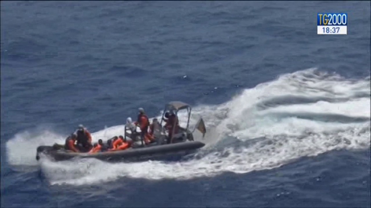 Migranti: Libia, barcone carico di persone si ribalta - YouTube