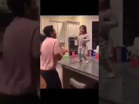 بنت صغنونه ترقص على أغنية حبتها لعبة بيا عملتلي مسرحيه ههههههههه عسل