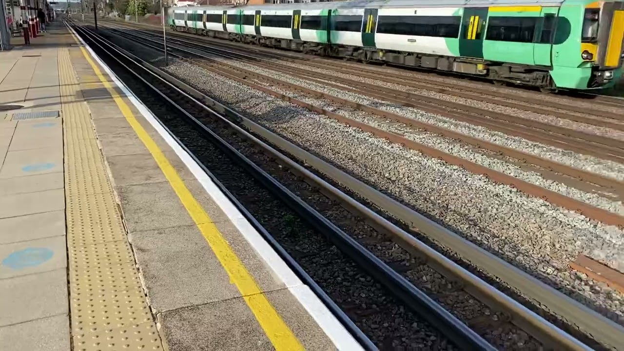 Legendary class 377 driver gives mega two tone at South Kenton station {26/2/22}