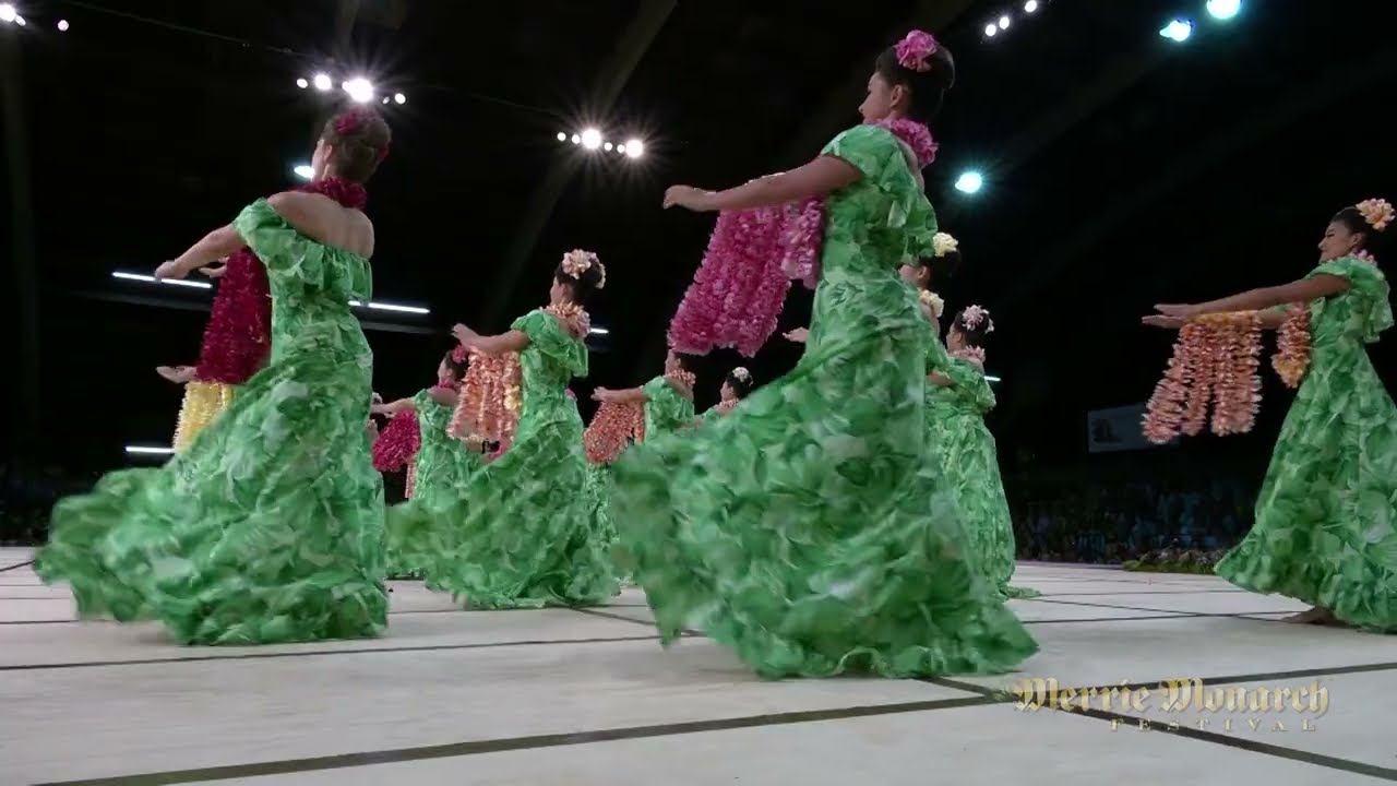 Hālau Hiʻiakaināmakalehua (WAHINE) - YouTube