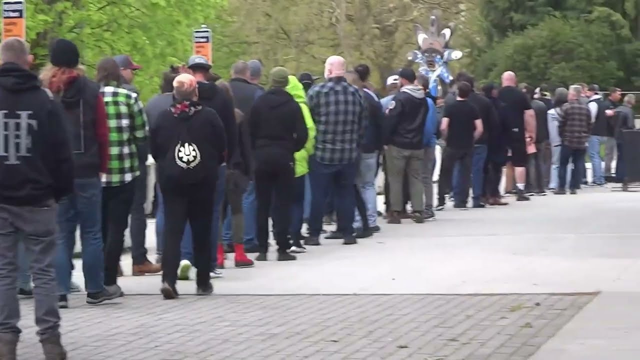 Vancouver Mastodon & Opeth fans arrive for "post-pandemic" show at UBC sports arena 2022-05-07