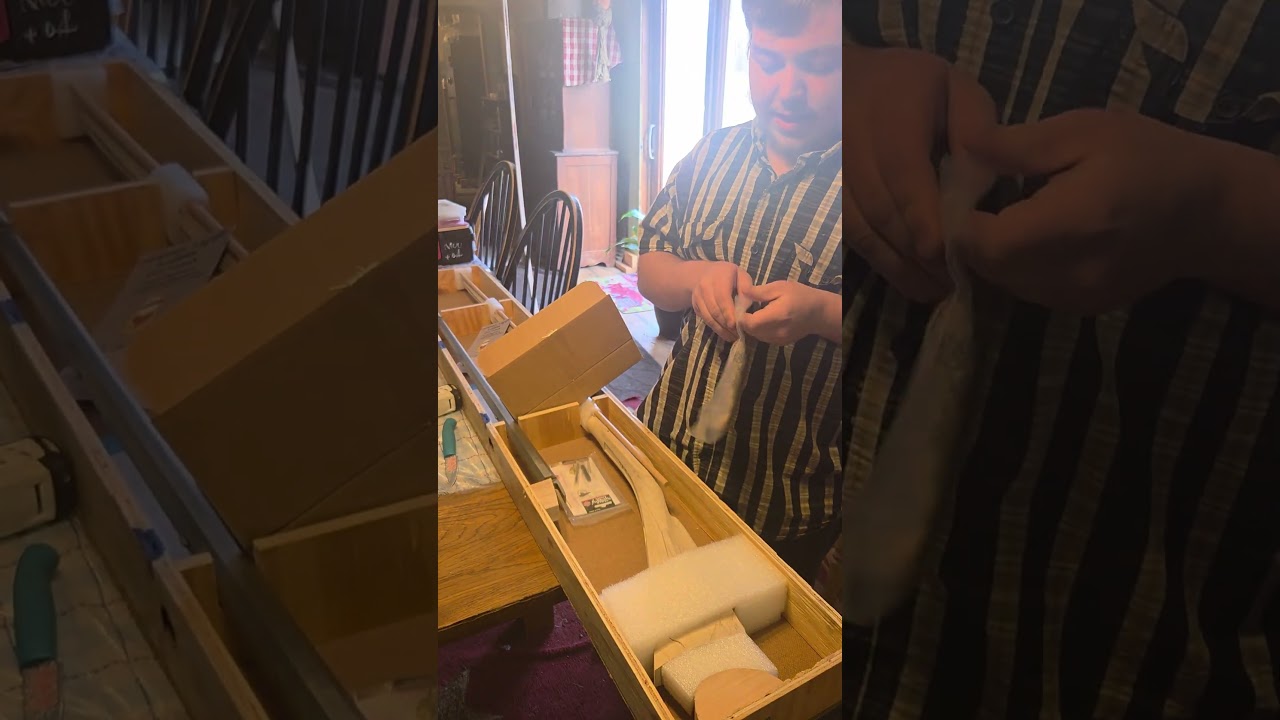 Сирос осматривает новый колониальный дом Киблера.