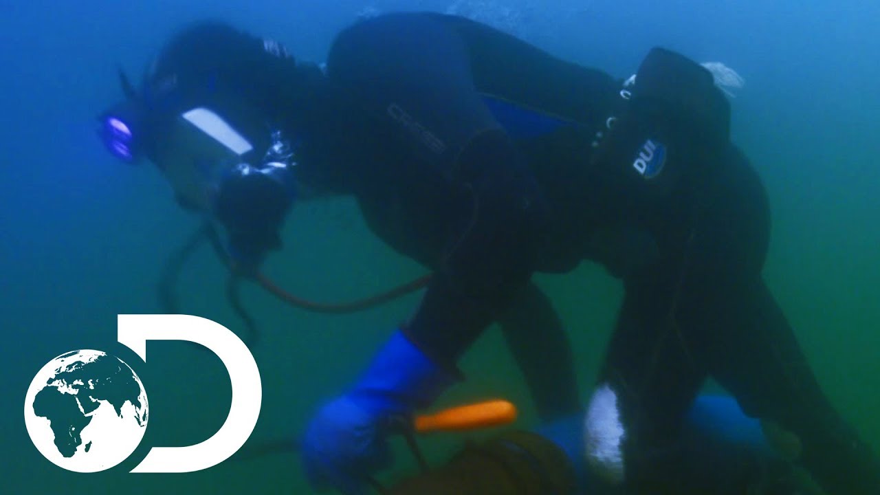 Diver Fights For His Life When Oxygen Supply Cuts Out | Gold Divers