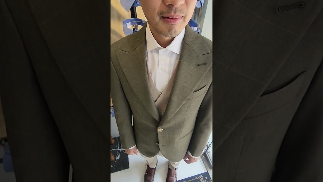 Оливково-зеленая куртка с окном + бежевый жилет и брюки из мериносовой шерсти